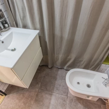 Venta. Tres ambientes con balcón corrido en Almagro.