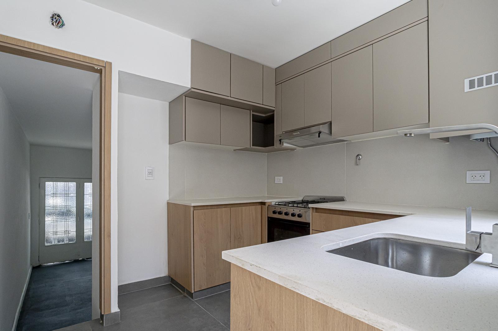 Cocina con vista al garage