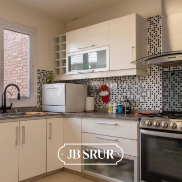 Casa en venta de 3 dormitorios en barrio Las Flores, apta crédito