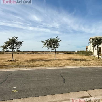 Terreno en venta al lago en barrio Amarras, Puertos del Lago, Escobar