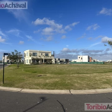 Terreno en venta en barrio Riberas - Puertos - en esquina