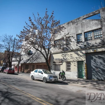 Planta Industrial con nave, entrada de camiones y gran potencial constructivo en Nueva Pompeya