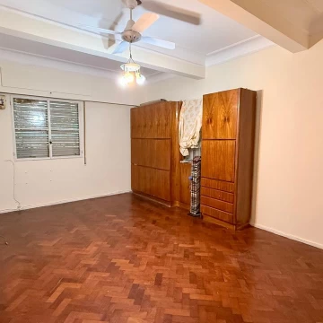 1 de Mayo 1000 - Departamento en alquiler de tres dormitorios con cochera y servicios incluidos.