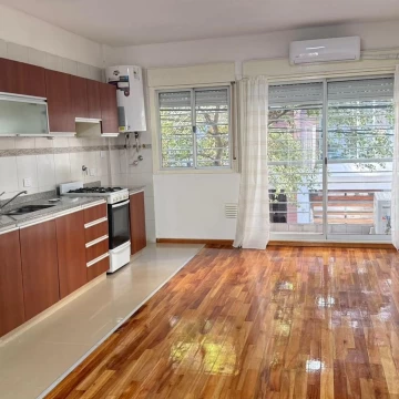 2 Ambientes| Alquiler, Flores | Excelente estado c/patio
