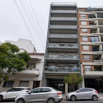 Departamento de 4 ambientes en venta con balcón al frente y cochera descubierta.