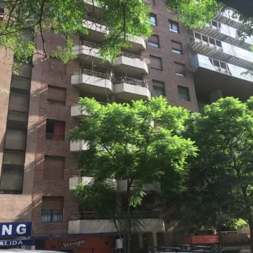 ALQUILER – Departamento de 1 dormitorio con balcón externo sobre Av. Pueyrredón