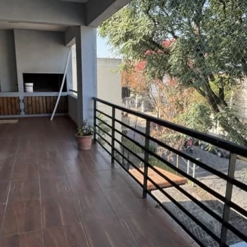 OLIVOS DEPARTAMENTO 3 AMBIENTES CON BALCON TERRAZA BAÑO TOILETTE  Y COCHERA