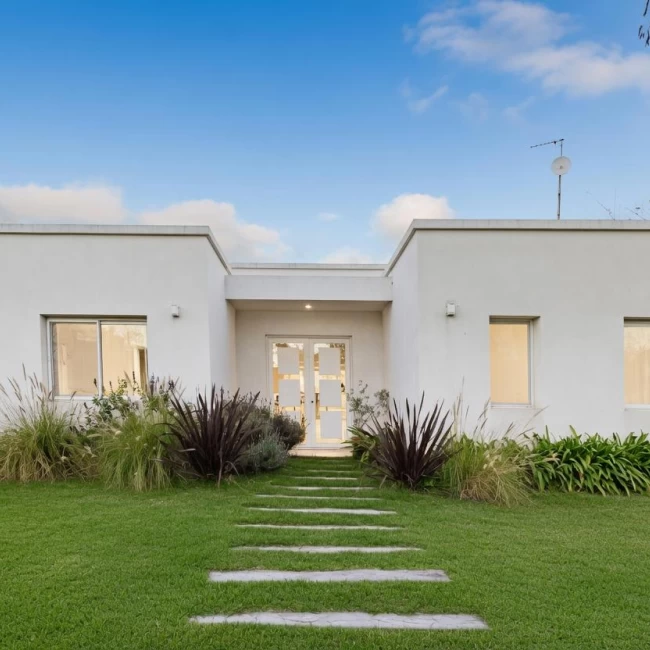 HERMOSA CASA MODERNA EN ALQUILER- BARRIO SAN MATÍAS, ÁREA 2 ESCOBAR
