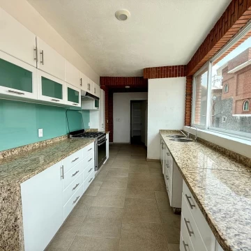 Casa en renta en privada | Amplios espacios, jardín propio y terraza
