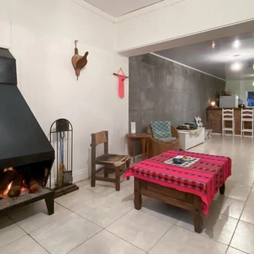 Se vende casa  de dos dormitorios con amplio patio San Carlos, Maldonado.
