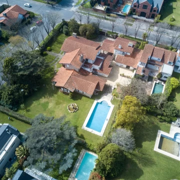 Importante y tradicional residencia en el corazón de Los Troncos