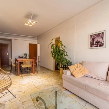 Departamento de cuatro ambientes + dependencia en venta