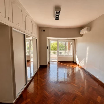 Departamento en alquiler 2 dorm. y escritorio o 3er dorm., con dependencia.