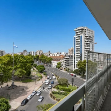 Venta Departamento en Caballito - Balcón corrido, 4 dormitorios, 2 baños, Toilette y Cochera.