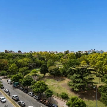 Venta Departamento 4 dormitorios, 2 baños, Toilette y Cochera en Parque Centenario.