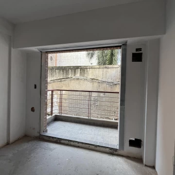 Departamento de un ambiente con balcón y patio  - Almagro a la venta