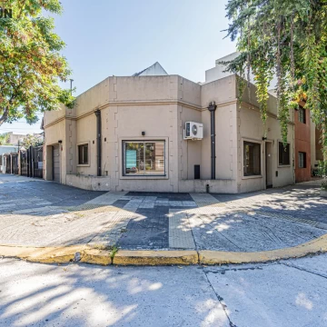ESPECTACULAR CASA EN ESQUINA EN DEVOTO | 3 AMB CON COCHERA   GIGANTE TERRAZA | SIN EXPENSAS