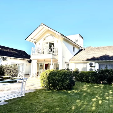 Venta casa en country San Diego 6 ambientes, pileta, quincho, 2 cocheras Moreno