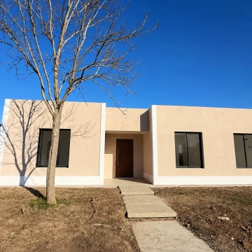 Casa en venta de 3 dorm   escritorio en San Sebastian Pilar