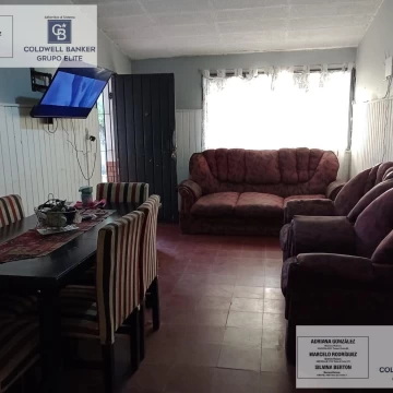 Casa con 3 habitaciones , cochera semi cubierta ,patio.