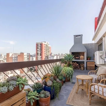 Venta. Tres ambientes con balcón terraza. Almagro.