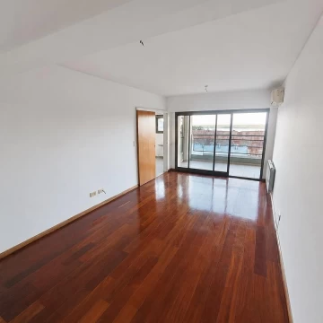 Departamento de dos dormitorios con vista al río, cochera y amenities.