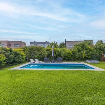 CASA | 3 DORMITORIOS | PILETA | VESTIDOR EN SUITE | COCHERA CUBIERTA | PILAR DEL ESTE