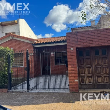 VENTA CASA VIVIENDA UNIFAMILIAR DE 4 AMPLIOS AMBIENTES, QUINCHO, JARDIN Y TERRAZAS