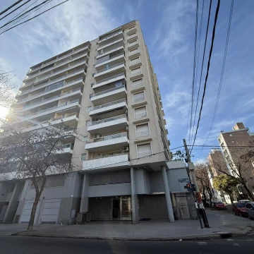1 dormitorio con balcon y amenities