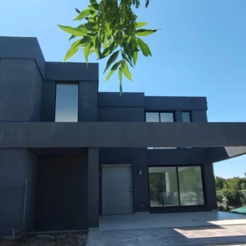 Casa en venta al agua de 5 ambientes en Canton Golf