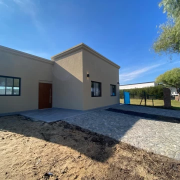 Casa en venta de 3 dorm en San Ramón Pilar del Este