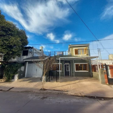 Departamento con Terraza con Asador y Pergola de Estacionamiento