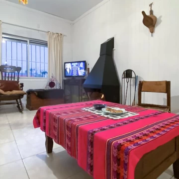 Se vende casa  de dos dormitorios con amplio patio San Carlos, Maldonado.