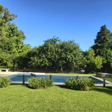 Venta. Casa de estilo tradicional sobre amplio lote. Golfers Country Club