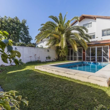 Venta Casa en Olivos con 4 dormitorios, gran jardín, pileta y quincho.