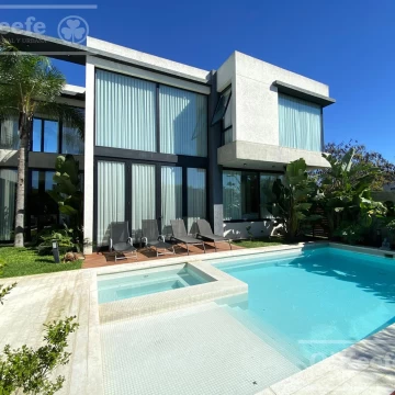 Casa en venta en hormigón visto, con piscina climatizada, detalles de categoría, Fincas de Hudson