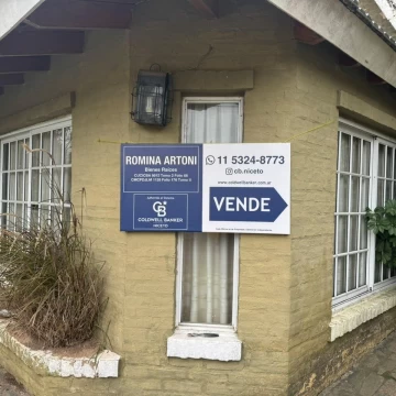VENDE CASA 4 AMBIENTES EN CANNING CON PILETA Y JARDIN BARRIO LOS ROSALES