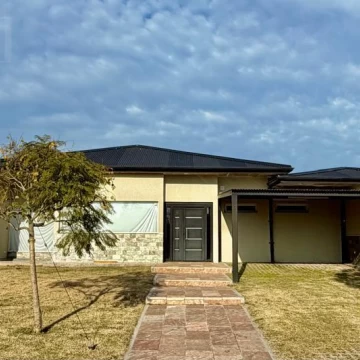 Venta casa 5 ambientes con vista al rio, en San Benito, Villanueva