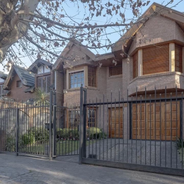 Venta de Casa 5 Ambientes con piscina, gimnasio y quincho en Villa Sarmiento