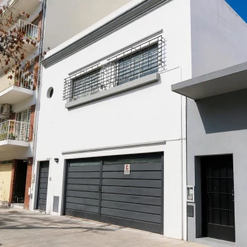 Casa con jardín y cochera doble en Agronomía