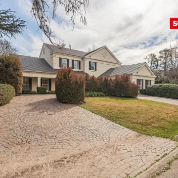 Excelente casa en  venta en La Lomada, 4 cuartos, escritorio, family y amplio play room. Piscina