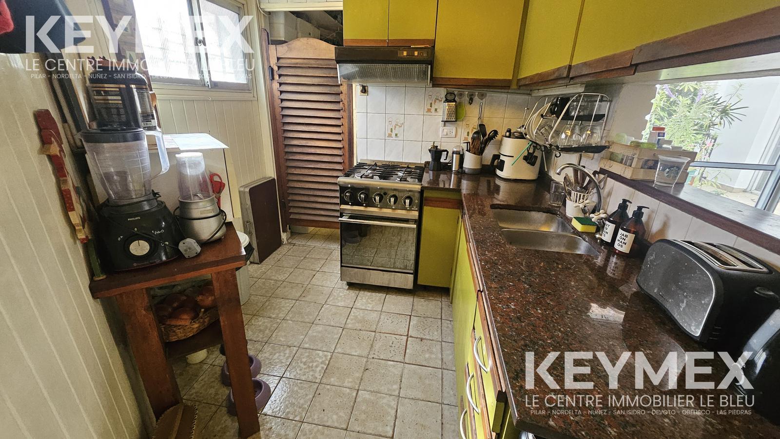 cocina con acceso a lavadero