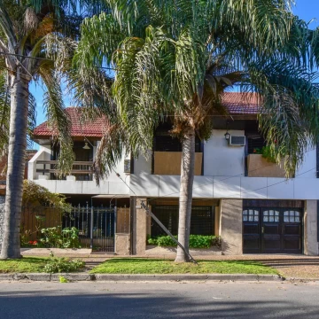 Venta Casa 4 ambientes con Pileta - Quincho - Parque en Ramos Mejia - Apto Crédito