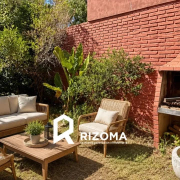 Casa con jardín y garage en esquina orientación Norte · 1 planta · Martínez · Apto crédito