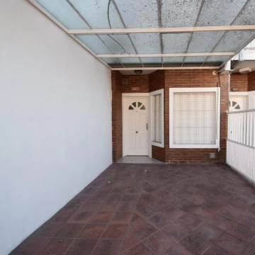 VENTA TRÍPLEX CON JARDÍN QUILMES OESTE CENTRO