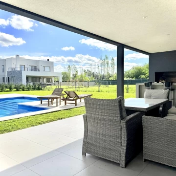 CASA EN VENTA 6 AMBIENTES EN CHATEAU PILAR, FINANCIACION