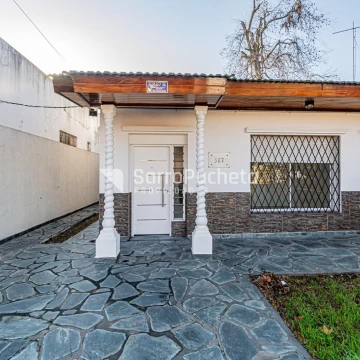 Venta casa de 4 ambientes con cochera y terraza en Merlo.