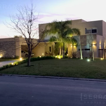 Venta casa 7 ambientes amoblada en Haras Santa María, área Los Robles. Escobar
