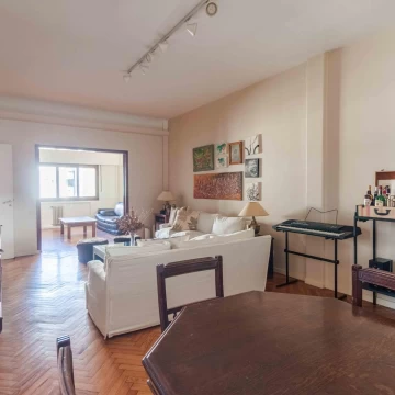 Departamento en venta de 4 ambientes reciclado con mucha luz natural – Recoleta