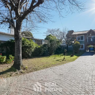 Venta de Casa de 4 ambientes con garaje y parque en Berazategui